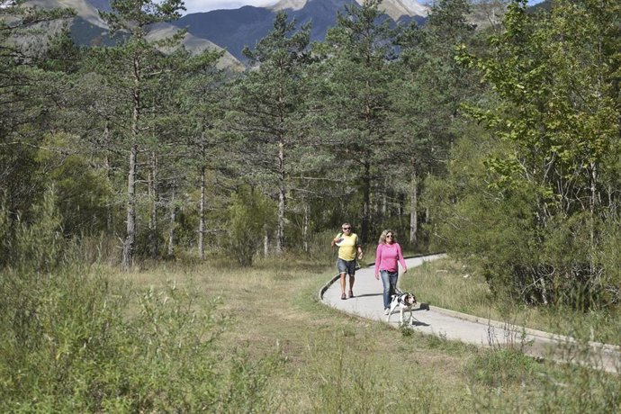 Archivo - Con elevadas temperaturas hay que planificar las excursiones y buscar rutas donde domine la sombra.