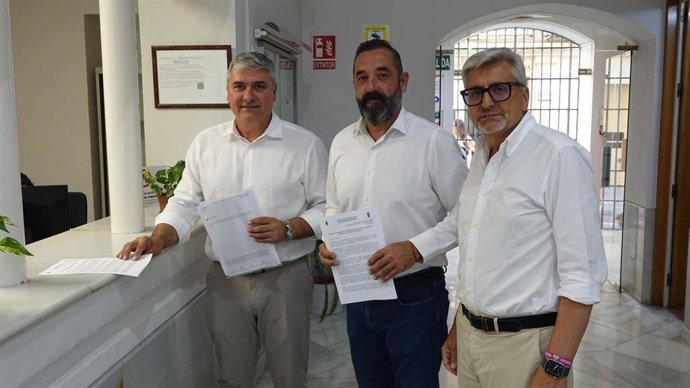 L secretario general del PSOE de Málaga, Josele Aguilar, el alcalde de Almáchar, Antonio Yuste, y el alcalde de El Borge, Raúl Vallejo.