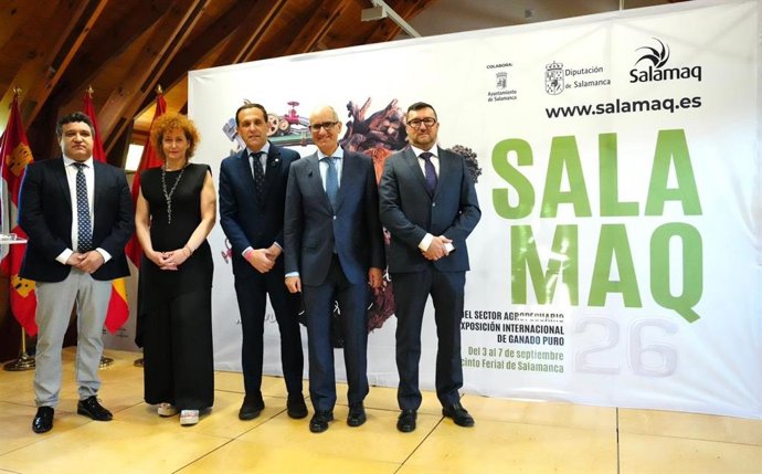 El presidente de la Diputación de Salamanca, Javier Iglesias, y el de la Diputación de Valladolid, Conrado Íscar, junto a otras autoridades en la presentación de Salamaq 2026.