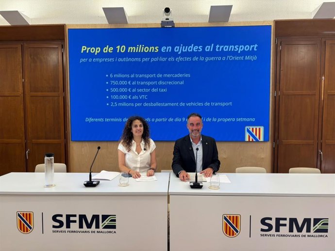 El conseller de Vivienda, Territorio y Movilidad, José Luis Mateo, y la directora general de Movilidad, Lorena del Valle, en rueda de prensa