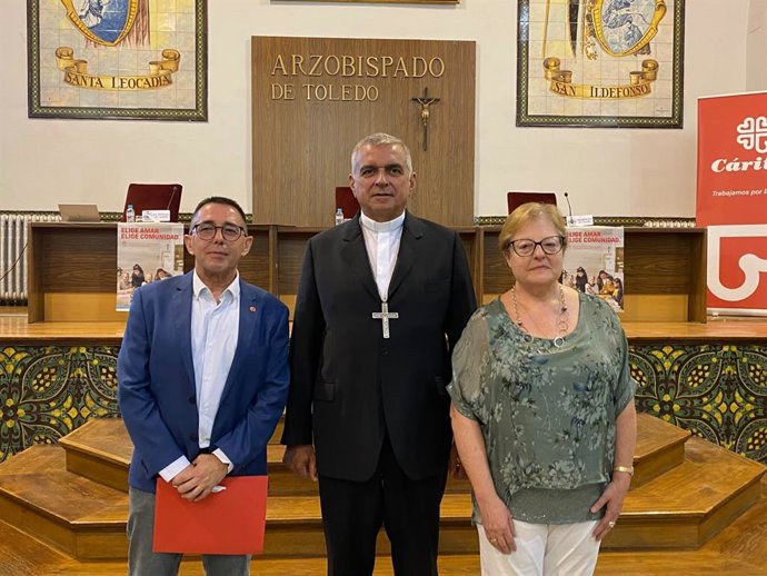 Ángel Román Idígoras, obispo de Albacete y obispo acompañante de Cáritas Regional; Rosa García Fernández de Sevilla, presidenta de La entidad; y Amador Casquero Fernández, coordinador regional.