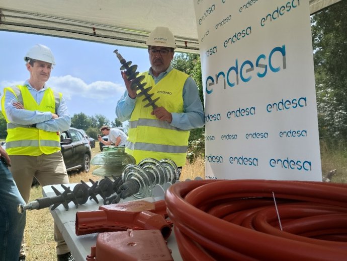 Varios elementos que se instalan en los soportes eléctricos para proteger a las aves.