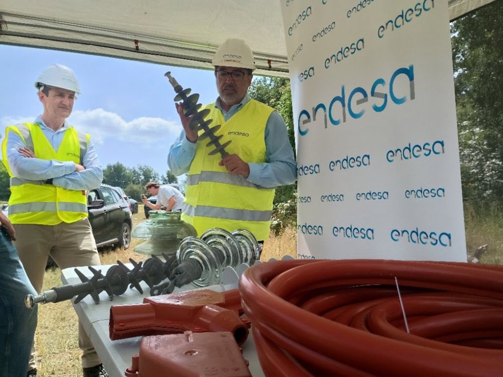 Varios elementos que se instalan en los soportes eléctricos para proteger a las aves.