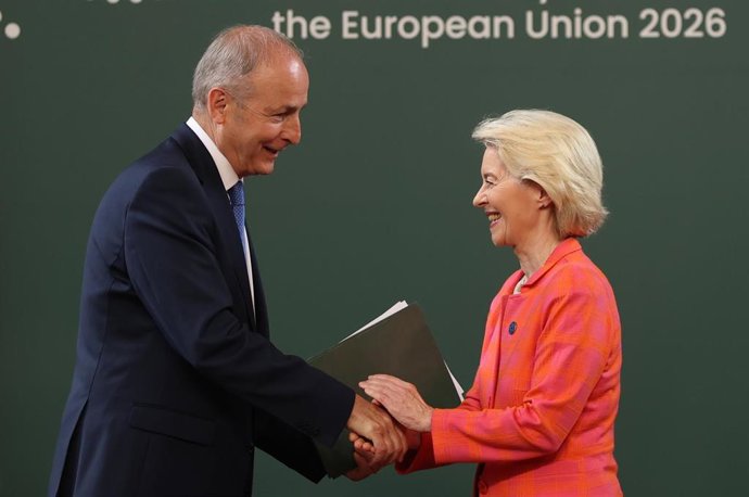 El primer ministro de Irlanda, Micheál Martin, y la presidenta de la Comisión Europea, Ursula von der Leyen, se estrechan la mano al término de una rueda de prensa en el Main Quadrangle del University College Cork