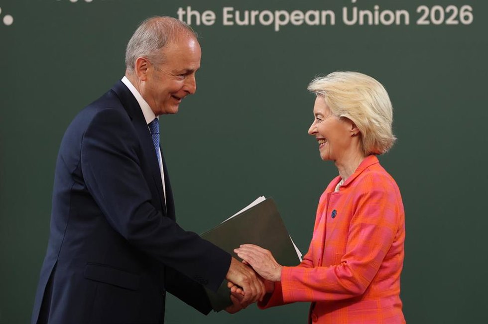 El primer ministro de Irlanda, Micheál Martin, y la presidenta de la Comisión Europea, Ursula von der Leyen, se estrechan la mano al término de una rueda de prensa en el Main Quadrangle del University College Cork
