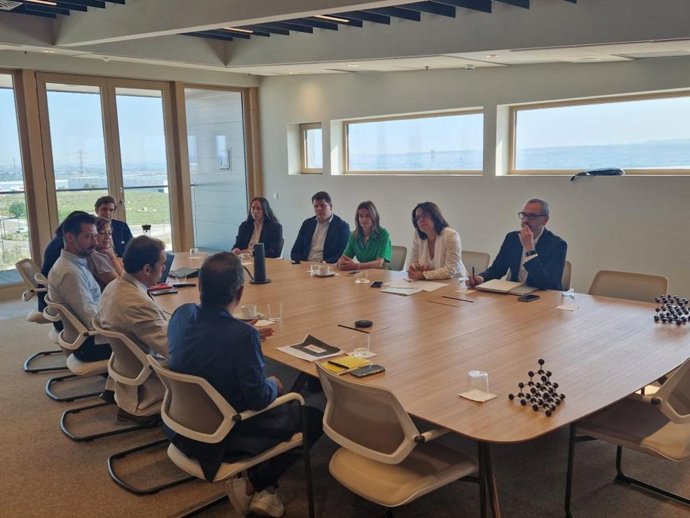 La consejera de Economía, Competitividad y Empleo Eva Valle ha visitado las instalaciones de Diamond Foundry,  en La Cartuja Baja (Zaragoza).