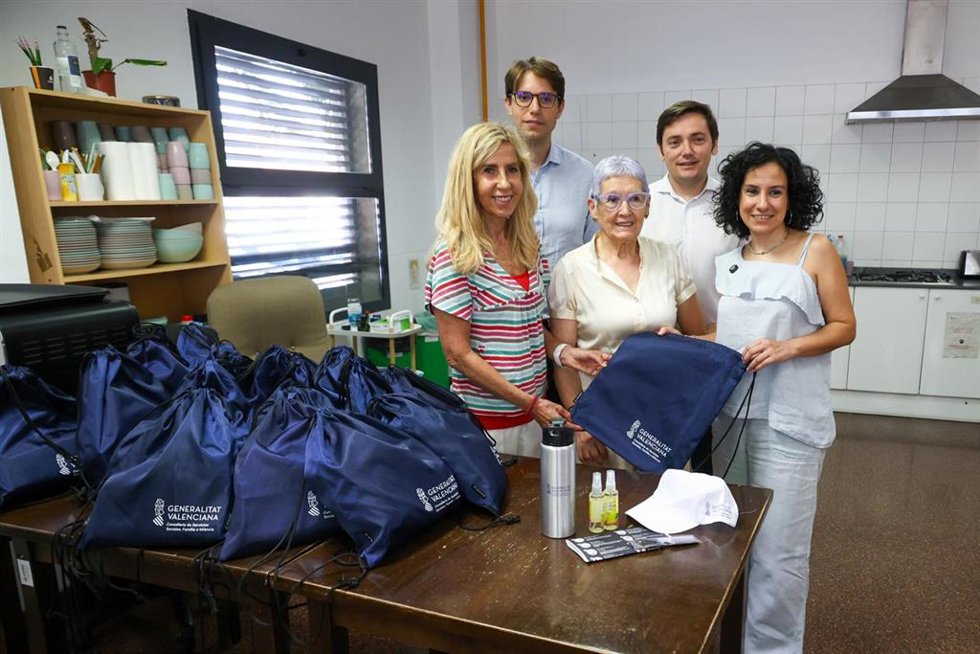 Kits con artículos básicos para las personas sin hogar en la ola de calor