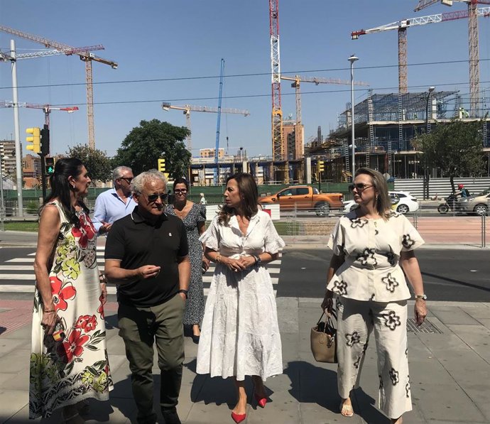 La alcaldesa de Zaragoza, Natalia Chueca, en el cruce del tranvía en Romareda para comprobar las medidas de seguridad
