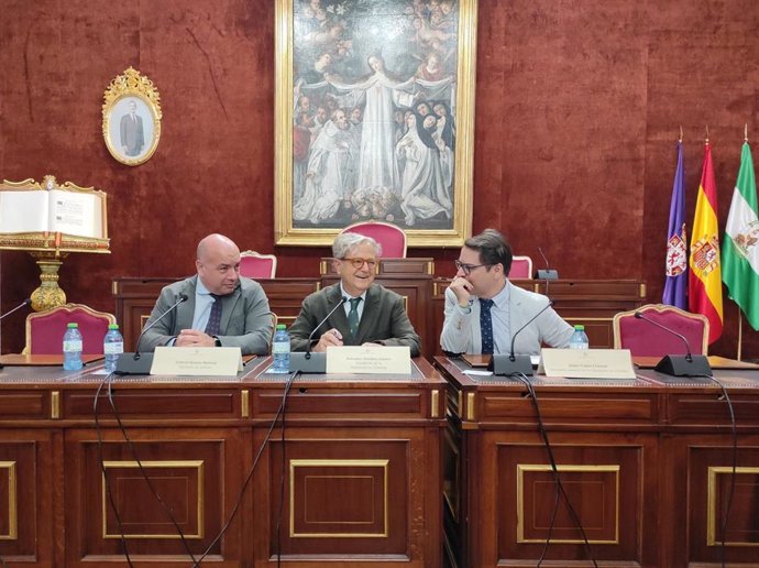 El presidente de la Diputación, Salvador Fuentes (centro), y el delegado de Cultura, Gabriel Duque (izda.), en la firma de los convenios.