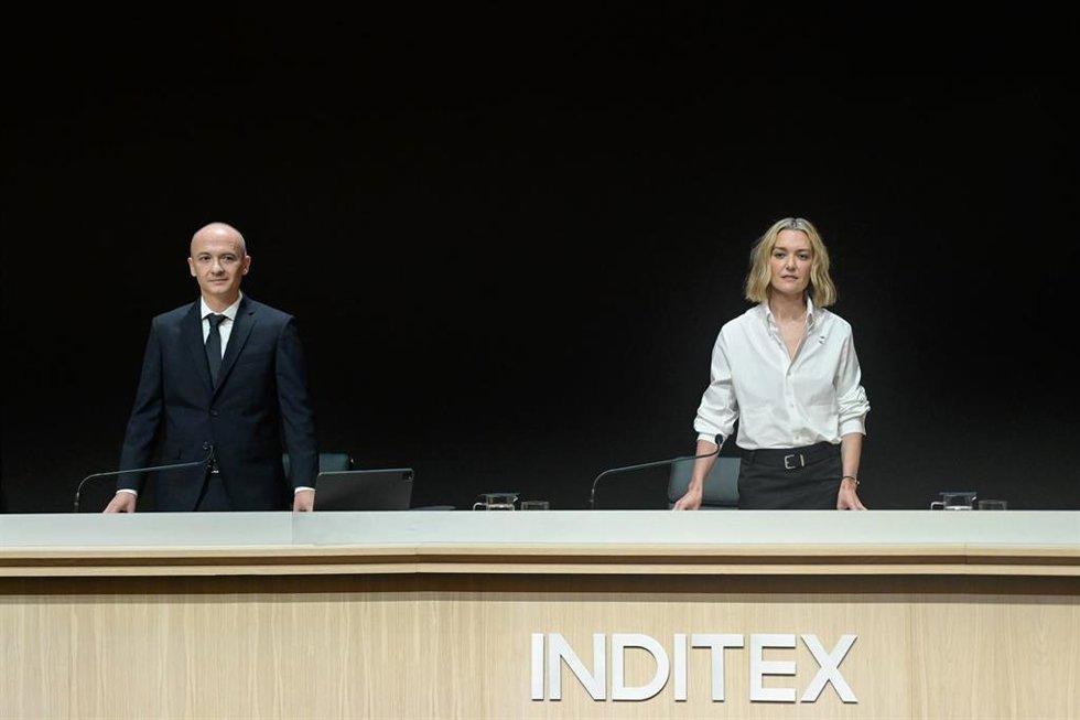 La presidenta de Inditex, Marta Ortega, y el consejero del grupo, Óscar Maceiras, en la junta general de accionistas en Arteixo (A Coruña)