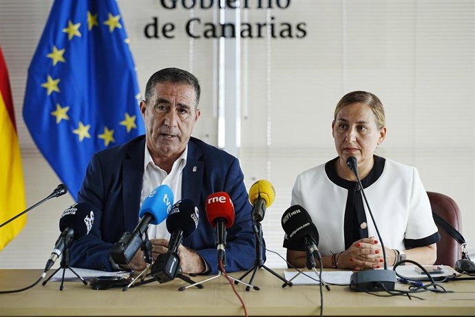 El viceconsejero de Bienestar Social del Gobierno de Canarias, Francis Candil, y la directora general de Dependencia, Concepción Ramírez