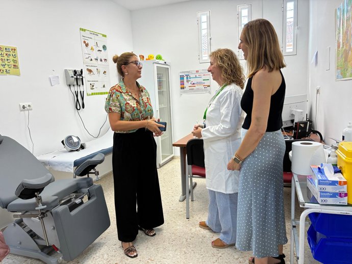 La delegada territorial de la Consejería de Sanidad en Sevilla, Silvia Pozo, conversa con la directora gerente del Área de Gestión Sanitaria de Osuna, Belén Lozano, y con la directora Económica y de Servicios Generales, Borja Gallardo.