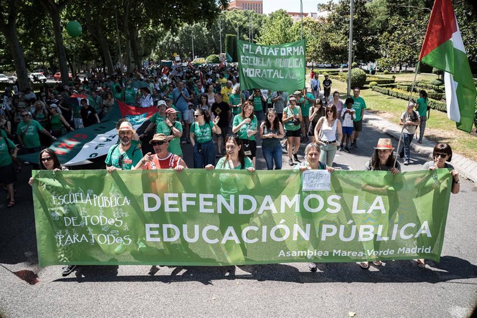 Numerosas personas sostienen una pancarta con el lema 'Defendamos la educación pública' durante una manifestación en favor de la educación pública, a 14 de junio de 2026, en Madrid (España). 