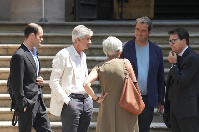 La abogada de Josep Maria Argimon, Olga Tubau, y el exconseller de Salud, Josep Maria Argimon, a su llegada a la Audiencia el primer día de julio