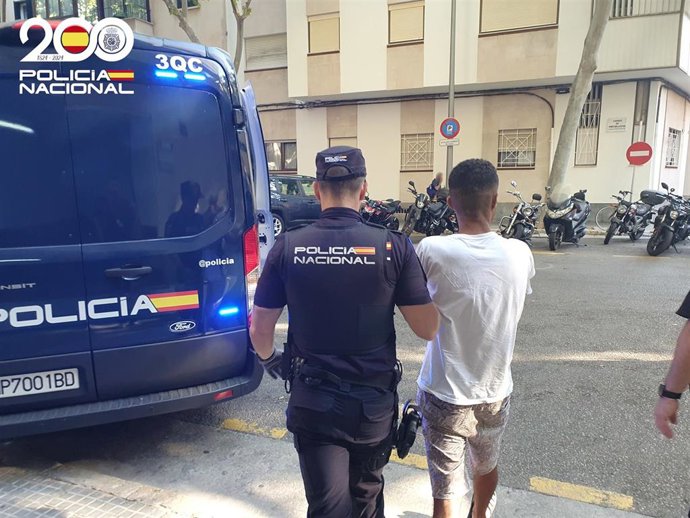 El detenido, conducido por agentes.