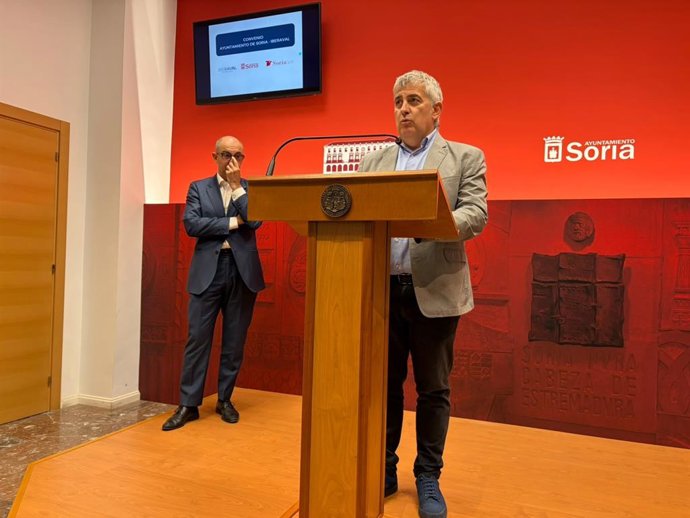 El alcalde de Soria, Javier Antón, junto al director general de Iberabal, Pedro Pisonero (a la izda) tras renovar el convenio.
