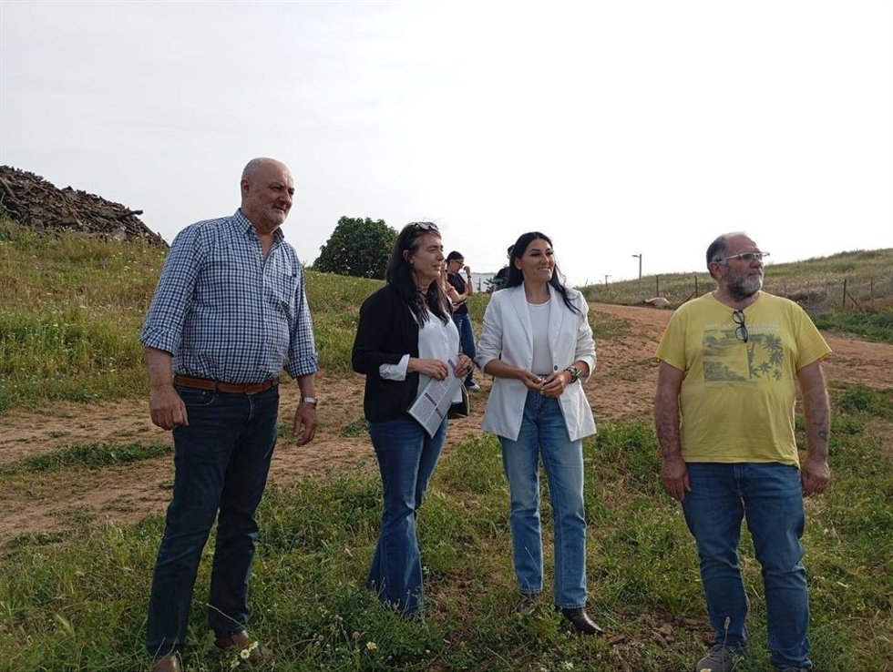 Raquel Pérez y Alejandra Durán (centro), en uno de los municipios del entorno de El Cabril.