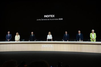 La presidenta no ejecutiva de Inditex, Marta Ortega (c), el secretario del consejo, Javier Monteoliva Díaz (3d), y el consejero delegado de Inditex, Óscar García Maceiras (3i), durante la celebración de la Junta General Ordinaria de Accionistas del grupo 