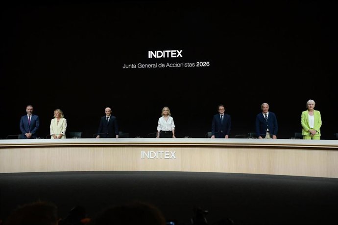 La presidenta no ejecutiva de Inditex, Marta Ortega (c), el secretario del consejo, Javier Monteoliva Díaz (3d), y el consejero delegado de Inditex, Óscar García Maceiras (3i), durante la celebración de la Junta General Ordinaria de Accionistas del grupo 
