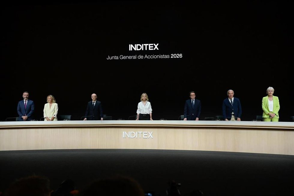 La presidenta no ejecutiva de Inditex, Marta Ortega (c), el secretario del consejo, Javier Monteoliva Díaz (3d), y el consejero delegado de Inditex, Óscar García Maceiras (3i), durante la celebración de la Junta General Ordinaria de Accionistas del grupo 