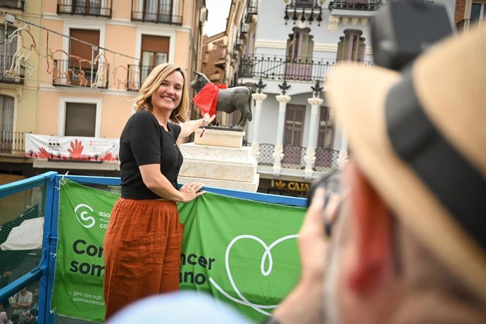 Pilar Alegría, en la plaza del Torico de Teruel.