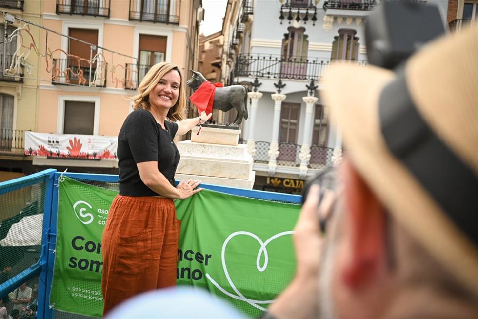 Pilar Alegría, en la plaza del Torico de Teruel.