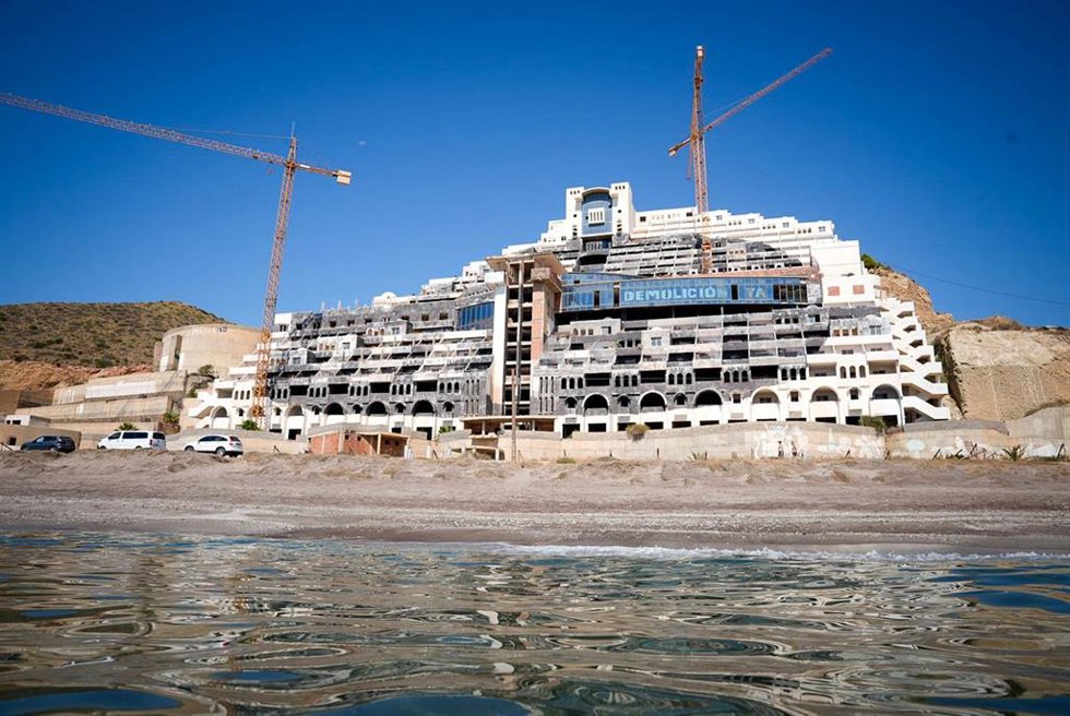 Imagen este martes del polémico hotel de El Algarrobico en Carboneras (Almería), cuya licencia municipal de 2003 ha sido anulada hoy mismo en el pleno 