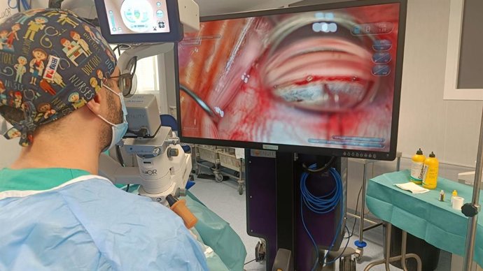 Especialista del Hospital de Riotinto de Huelva durante una intervención de glaucoma.