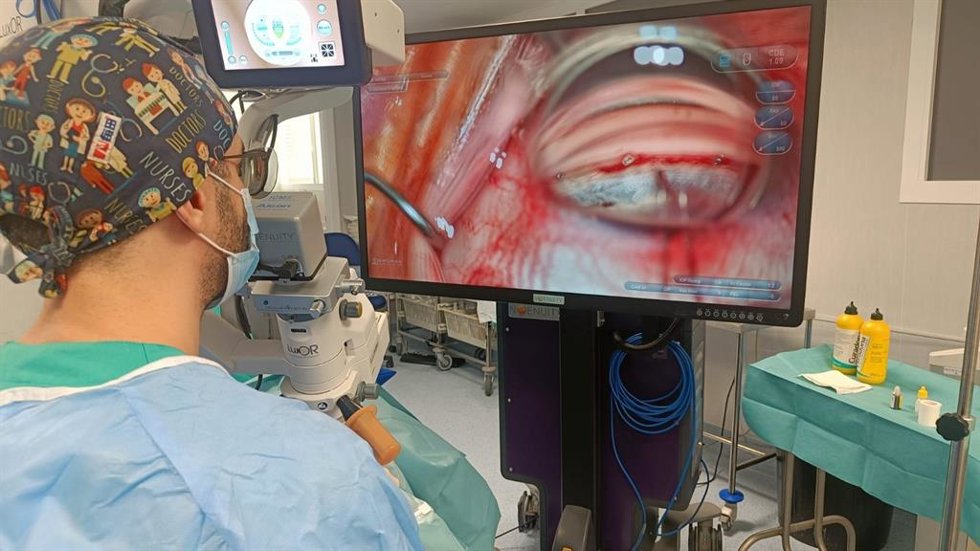 Especialista del Hospital de Riotinto de Huelva durante una intervención de glaucoma.