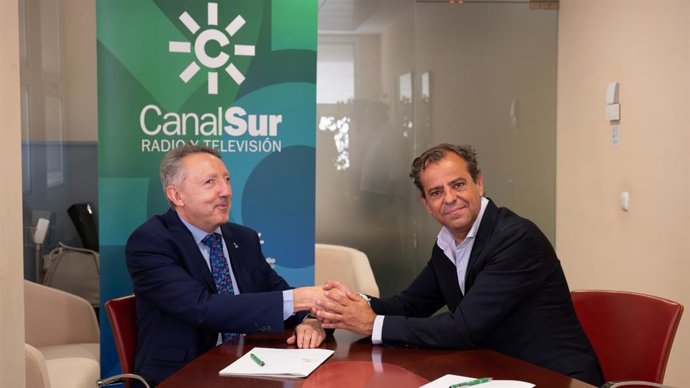 El delegado de la ONCE en Andalucía, Ceuta y Melilla, Cristóbal Martínez, en la firma del convenio colaborativo junto con el director general de la RTVA, Juande Medallo.