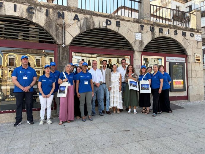 Presentación de los nuevos uniformes de turismo de Cáceres