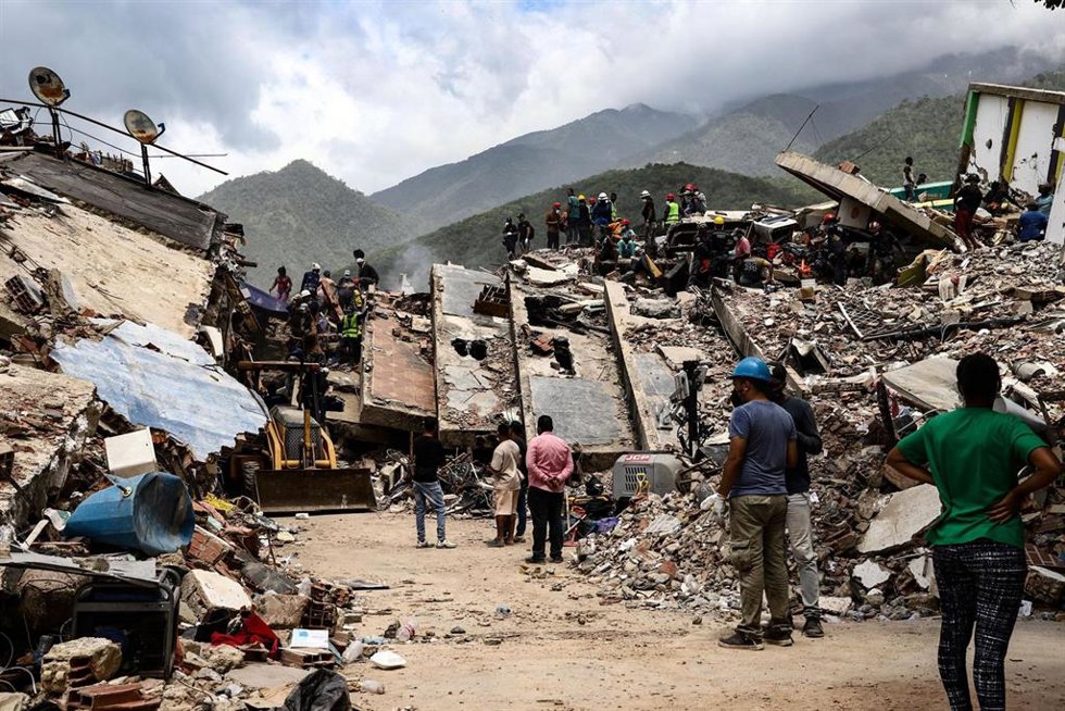02 July 2026, Venezuela, La Guaira: Emergency responders, aid workers and volunteers carry out search, rescue and relief operations in Playa Grande, La Guaira following the powerful earthquakes that struck Venezuela. According to official figures, more th