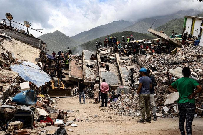 02 July 2026, Venezuela, La Guaira: Emergency responders, aid workers and volunteers carry out search, rescue and relief operations in Playa Grande, La Guaira following the powerful earthquakes that struck Venezuela. According to official figures, more th