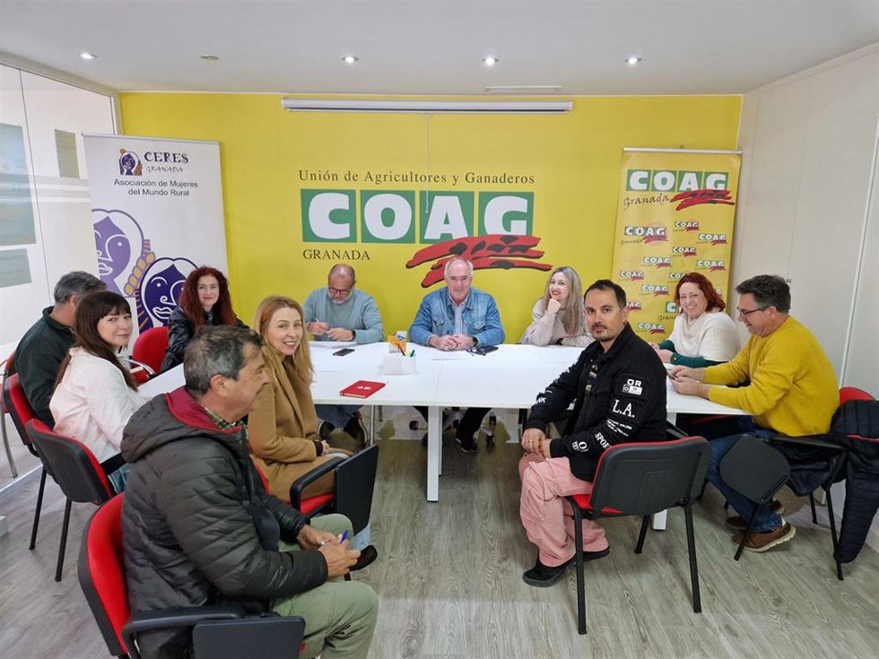 Archivo - Reunión entre Izquierda Unida Granada y COAG.