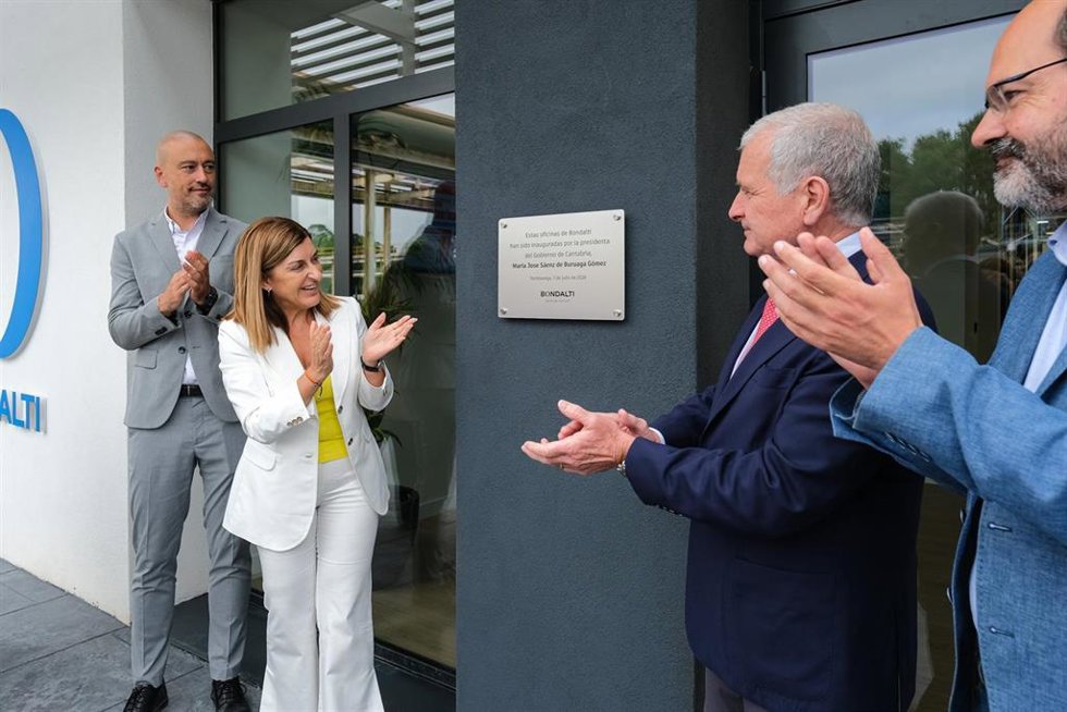 El presidente de Bondalti, Joao de Mello, y la presidenta de Cantabria, María José Sáenz de Buruaga, en la inauguración de las nuevas oficinas de la planta de la empresa en Torrelavega