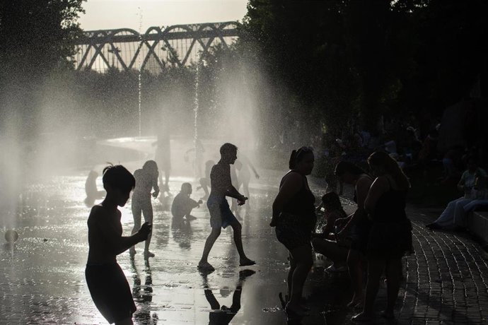 Varias personas se refrescan en las fuentes de Madrid Río
