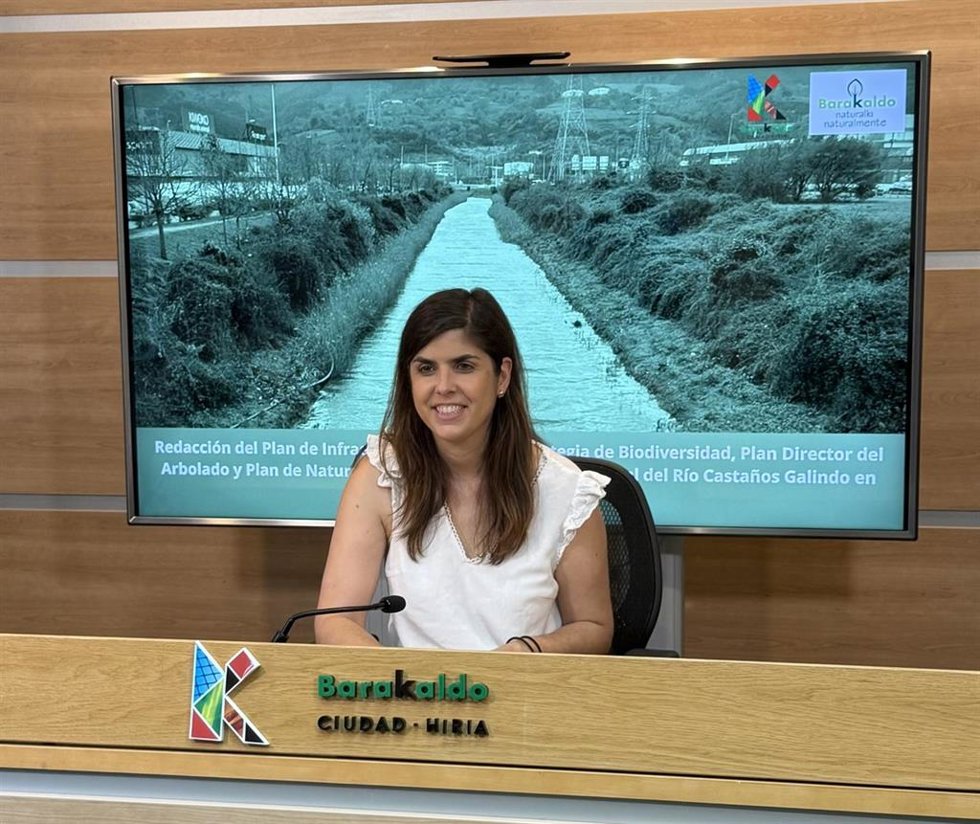 La concejala de Desarrollo Sostenible y Medio Natural de Barakaldo, Alba Delgado, presenta el plan integral para reforzar la biodiversidad y recuperar el  entorno fluvial del Castaños-Galindo