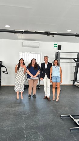 El delegado de Infraestructuras de la Diputación de Córdoba, Andrés Lorite, en su visita al gimnasio municipal de Los Blázquez.