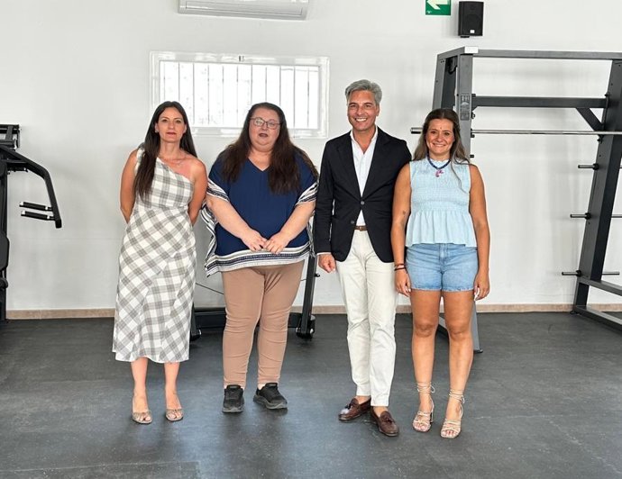 El delegado de Infraestructuras de la Diputación de Córdoba, Andrés Lorite, en su visita al gimnasio municipal de Los Blázquez.