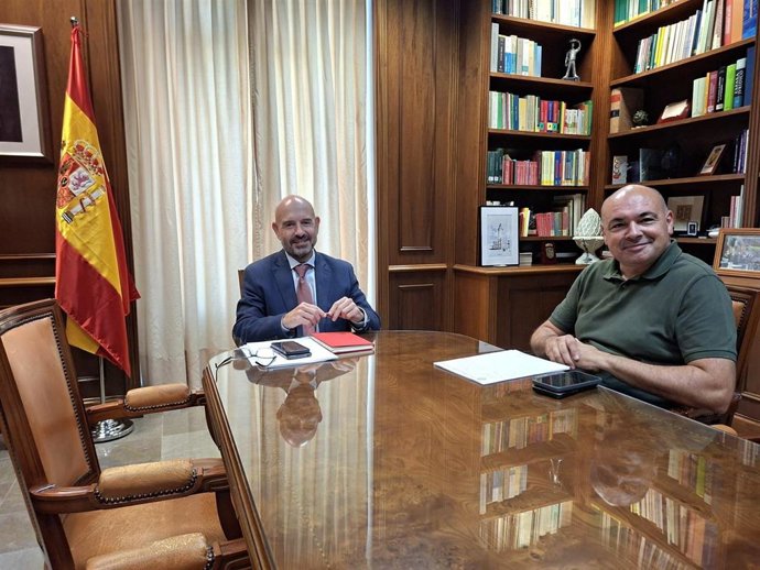 El subdelegado del Gobierno en Málaga, Javier Salas, reunido con el alcalde de Alhaurín el Grande, Anthony Bermúdez.