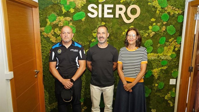 El alcalde de Siero, Ángel García, y la concejala Patricia Antuña, presentan al nuevo comisario de la Policía Local de Siero, Iván Fernández.