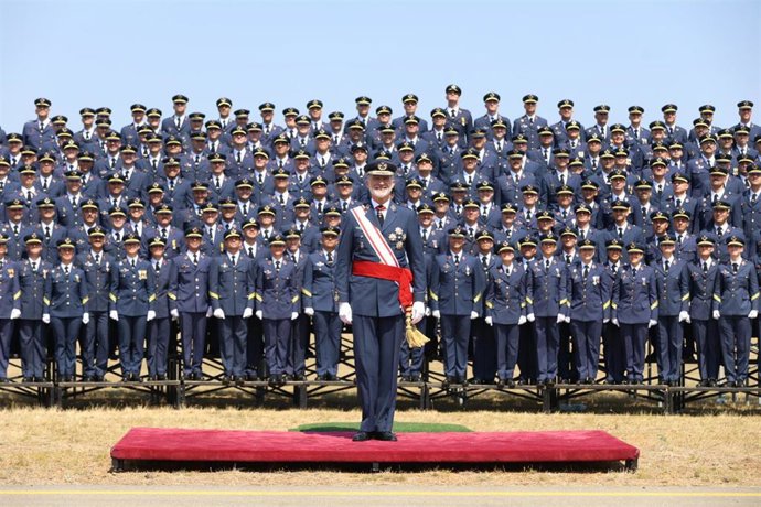 El rey Felipe VI con los nuevos sargentos del Ejército del Aire y del Espacio, en la Academia Básica del Aire y del Espacio (ABA) de León, tras la entrega de los Reales Despachos a la trigésimo cuarta promoción.