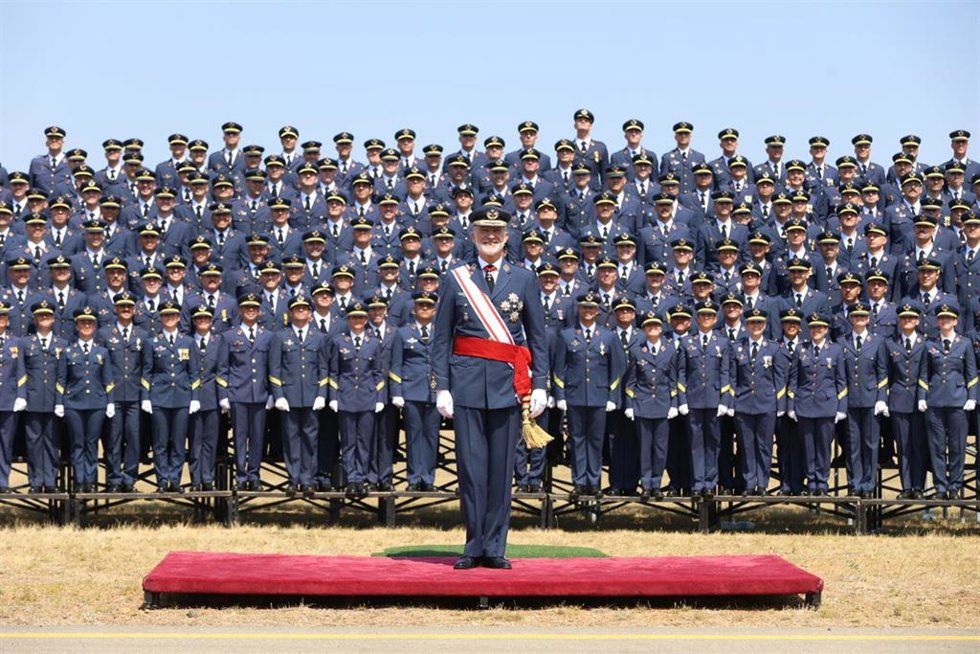 El rey Felipe VI con los nuevos sargentos del Ejército del Aire y del Espacio, en la Academia Básica del Aire y del Espacio (ABA) de León, tras la entrega de los Reales Despachos a la trigésimo cuarta promoción.