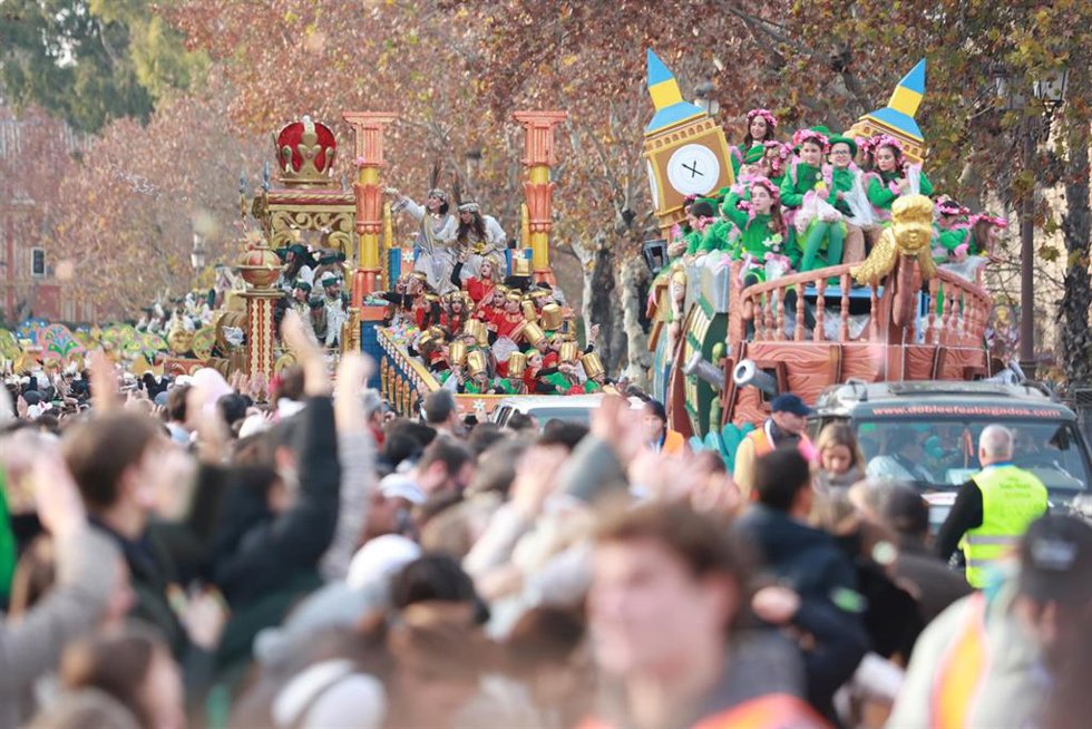 Archivo - Varias carrozas durante la Cabalgata de Reyes Magos de Sevilla en foto de archivo