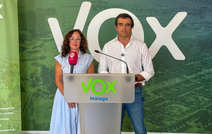 El presidente de Vox Málaga y parlamentario andaluz, Antonio Sevilla, y la pacto, junto a la también diputada andaluza Rocío Marín.