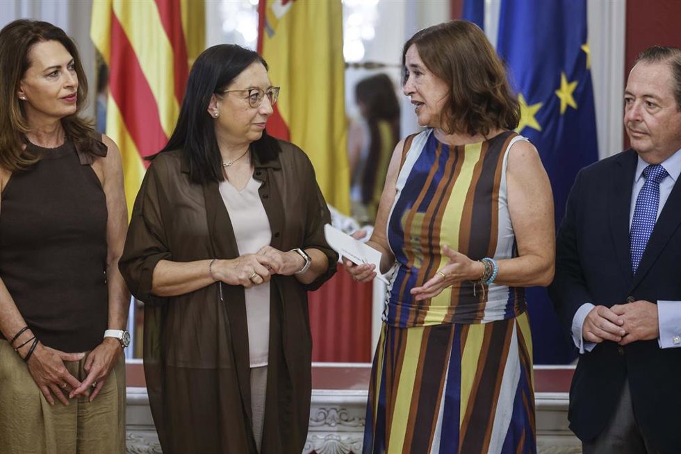 La presidenta de Les Corts Valencianes, Llanos Massó (i), recibe la Memoria del Consell Jurídic Consultiu, en Les Corts Valencianes, a 7 de julio de 2026