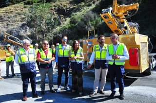 La consejera de Fomento, Articulación del Territorio y Vivienda en funciones, Rocío Díaz, en su visita a las obras de la carretera de acceso a Pradollano A-395 R1.