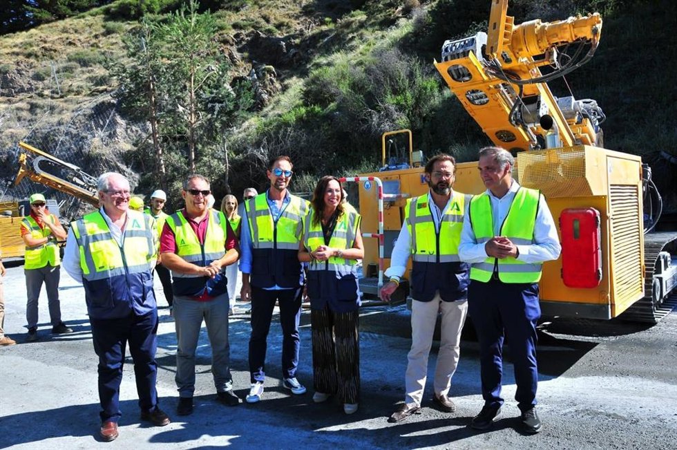 La consejera de Fomento, Articulación del Territorio y Vivienda en funciones, Rocío Díaz, en su visita a las obras de la carretera de acceso a Pradollano A-395 R1.
