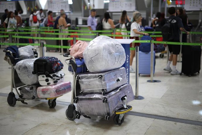 Maletas en un carrito en el Aeropuerto Adolfo Suárez Madrid-Barajas, a 3 de julio de 2026, en Madrid (España). 