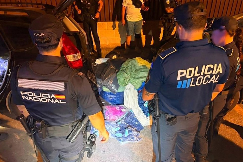Intervienen en Playa de Palma un vehículo que se usaba como almacén de productos falsos para venta ambulante.